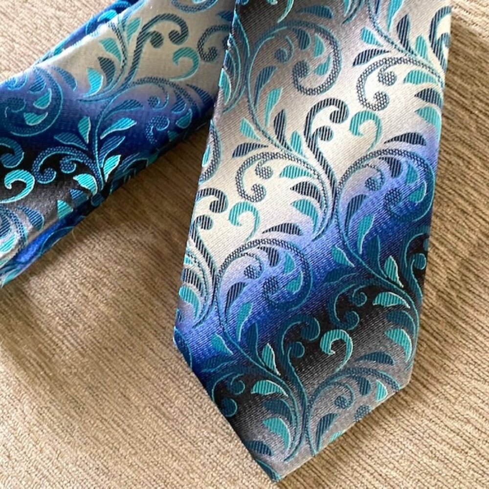 Van Heusen 100% Silk Paisley Neck Tie – Beautiful Blue Tones